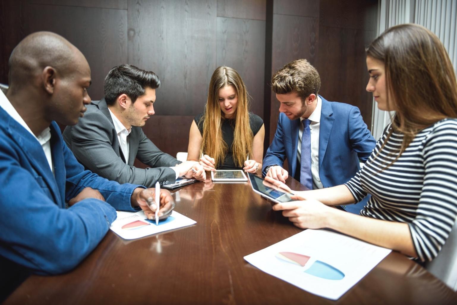Espacios de trabajo donde nacen las ideas financieras que transforman presupuestos familiares